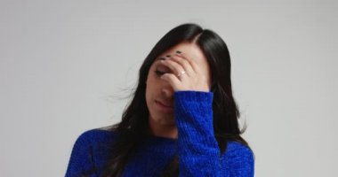 Latina kız mavi kazaklı