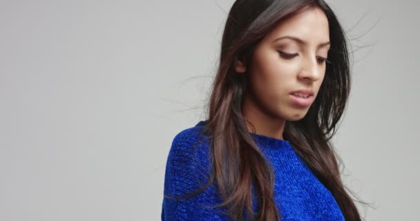 Latina ragazza in maglione blu — Video Stock