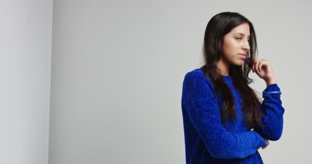 Латинская девушка в синем свитере — стоковое видео