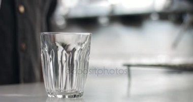 Bir kafede sıcak çikolata yapma