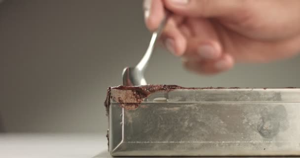 Recogiendo mousse de chocolate con una cuchara — Vídeos de Stock