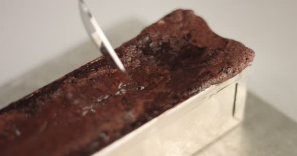Plocka upp chokladmousse med sked — Stockvideo