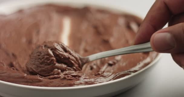 Servindo mousse de chocolate — Vídeo de Stock