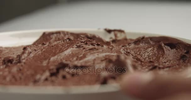 Sirviendo mousse de chocolate — Vídeos de Stock