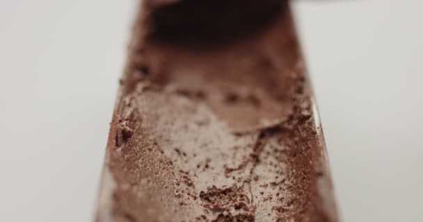 Serveren van chocolade mousse — Stockvideo