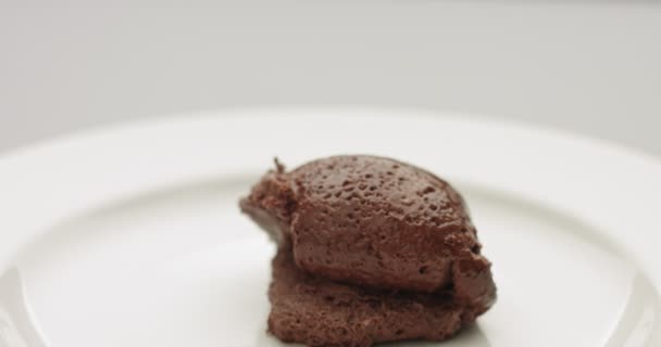 Servir postre de chocolate — Vídeo de stock