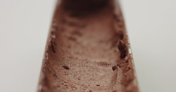 Servindo sorvete de chocolate — Vídeo de Stock