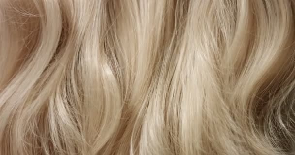 Spazzolatura lunghi capelli biondi — Video Stock