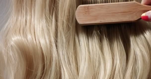 Bürsten der langen blonden Haare — Stockvideo