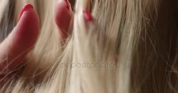 Macro shot de las mujeres mano tocando el pelo — Vídeos de Stock