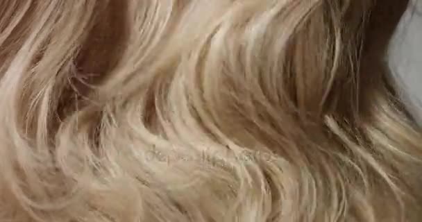 Shaking ondulado longo cabelo loiro — Vídeo de Stock