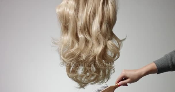 Kartáčování dlouhé blond vlasy