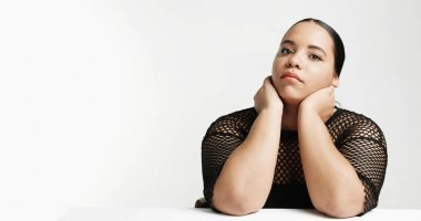 Artı boyutu model stüdyo çekimi