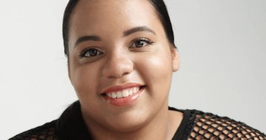 Artı boyutu model stüdyo çekimi