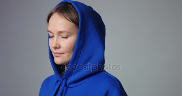 Aantrekkelijke vrouw in oversize blauwe hoodie — Stockvideo