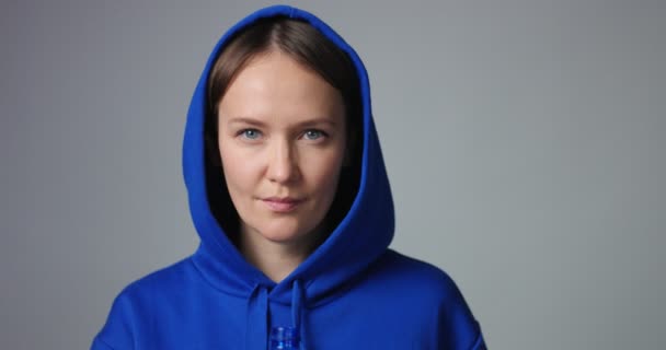 Γυναίκα στο μπλε βαμβακερό hoodie πόσιμο νερό — Αρχείο Βίντεο