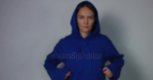 フォーカスに歩いて明るい青いセーターの女性 — ストック動画