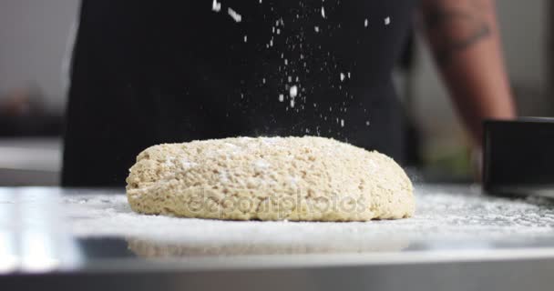 Hombre cocinando pan hecho en casa — Vídeos de Stock