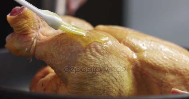 Chefe masculino preparando frango assado com laranja e alecrim — Vídeo de Stock