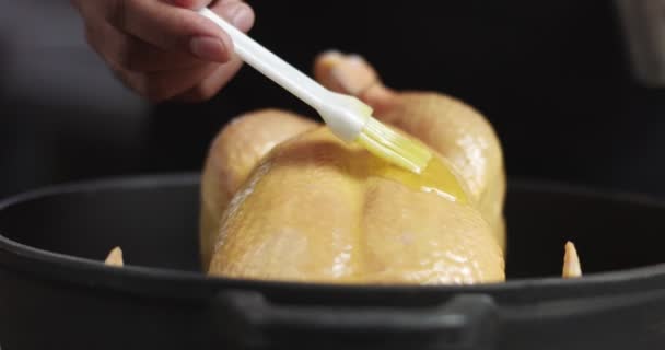 Chef macho preparando pollo asado con naranja y romero — Vídeo de stock