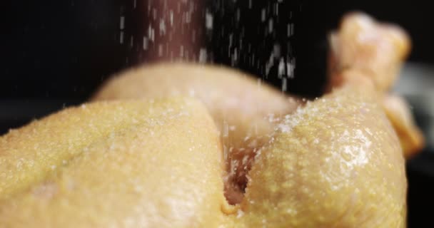 Chef macho preparando pollo asado con naranja y romero — Vídeos de Stock