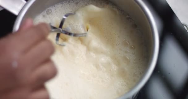 Crema de pastelería para cocinar natillas — Vídeos de Stock