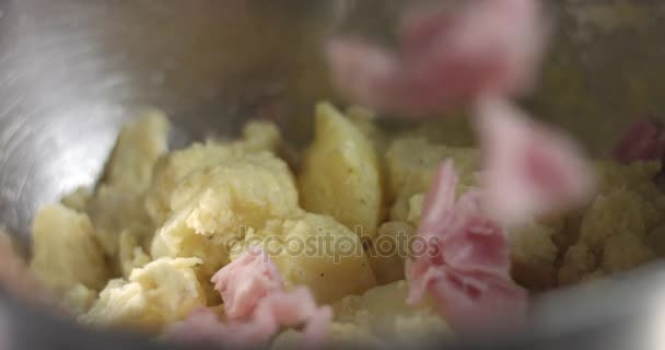 Cocinar tortilla de pan de patata espanola — Vídeos de Stock