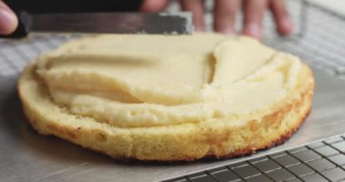 Pasta için krema ve meyve ekleme