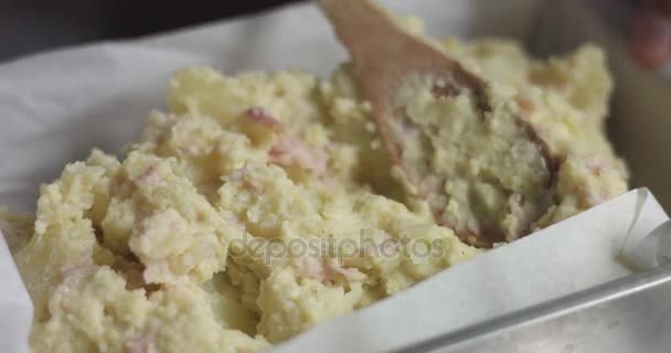 Koken van aardappelen brood tortilla espanola — Stockvideo