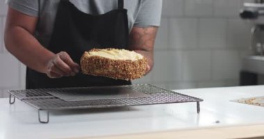 Pasta için krema ve meyve ekleme
