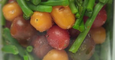 Cam vazo içinde haşlanmış sebze