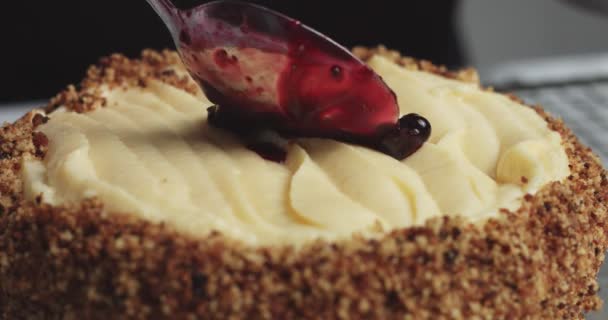 Aggiungere panna e frutta alla torta — Video Stock