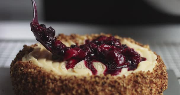 Adicionando creme e frutas ao bolo — Vídeo de Stock