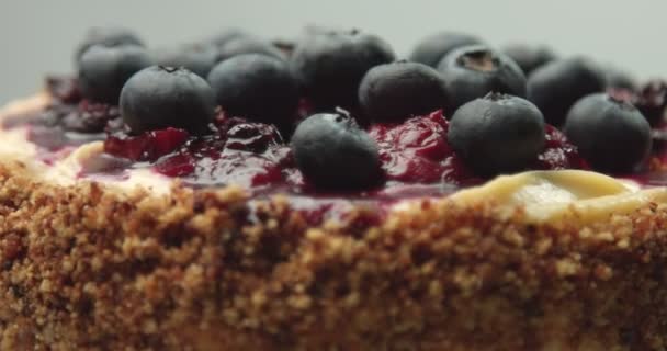 Leckerer Kuchen mit Puddingcreme und Blaubeeren — Stockvideo