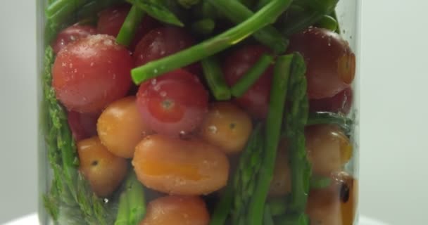 Verduras al vapor en un jarrón de vidrio — Vídeo de stock