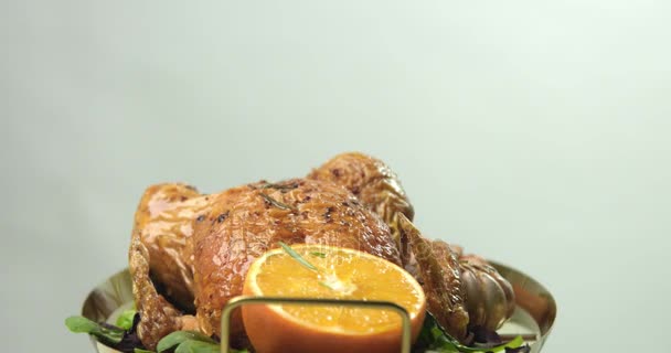 Roasted chicken with oranges and rosemary — Stock Video