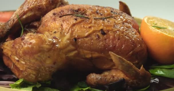 Roasted chicken with oranges and rosemary — Stock Video