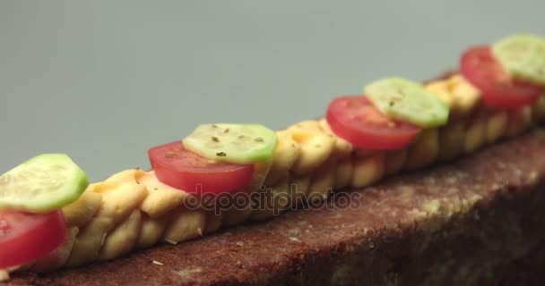 Pan casero decorado con bechamele y verduras — Vídeos de Stock