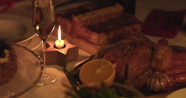 Esculpindo frango assado em uma mesa festiva — Vídeo de Stock
