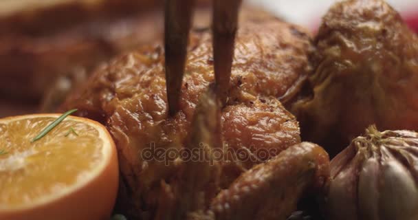 Carving roasted chicken on a festive table — Stock Video