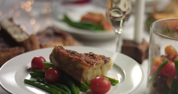Bir Noel Yılbaşı şenlikli masaya yemek servisi — Stok video