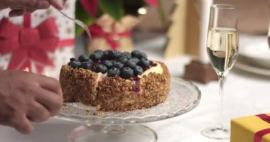 Kesme ve ev yapımı kek vanilyalı krema ve yaban mersini ile hizmet