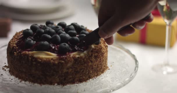 Styckning och serverar hembakade kakor med vanilj grädde och blåbär — Stockvideo