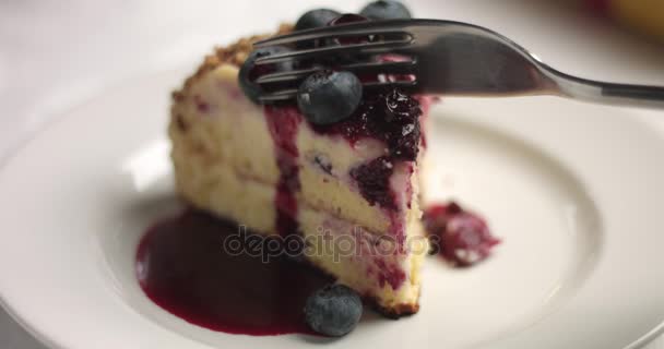 Разрезание и подача домашнего торта с ванильным кремом и черникой — стоковое видео