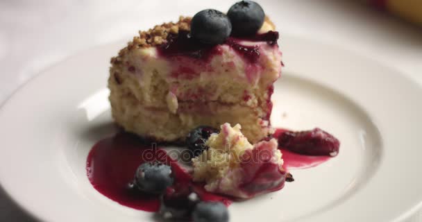 Snijden en serveren van zelfgemaakte cake met vanille ijs en bosbessen — Stockvideo