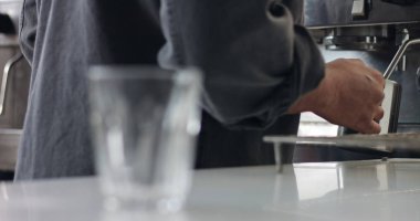 Bir kafede sıcak çikolata yapma