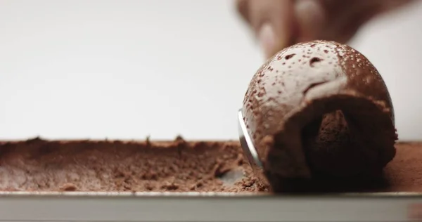 Schokoladenmousse servieren — Stockfoto