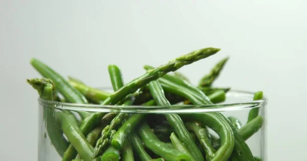 Legumes cozidos no vapor em um vaso de vidro — Fotografia de Stock