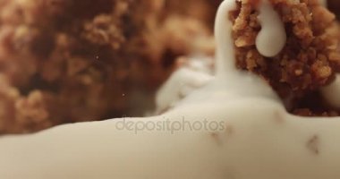yulaf texturer üzerinde şeffaf kase dökülen süt ile