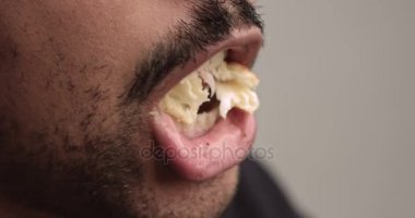 adam bir sandviç yiyor